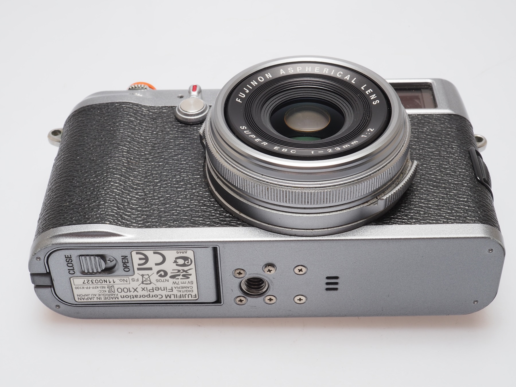 Fujifilm FinePix x100 シルバー 高級コンパクトデジタルカメラ | 富士